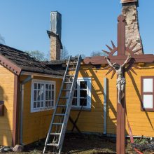 Tauragės rajone sudegė klebonijos pastato stogas