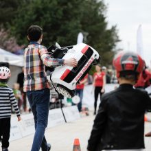 Elektromobilių lenktynėse varžėsi vaikai