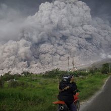 Indonezijos ugnikalnis išspjovė į 5 km aukštį pakilusį pelenų stulpą