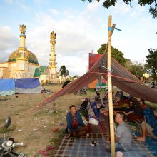 Po 105 gyvybių pareikalavusio drebėjimo Indonezijos salą palieka turistai
