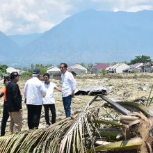 Indonezijos karo laivu evakuota šimtai žemės drebėjimo aukų