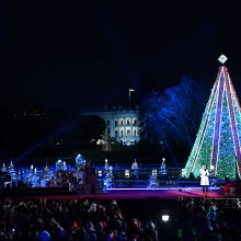 JAV pirmoji pora įžiebė nacionalinę Kalėdų eglę 