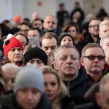 Sukrėsta Lenkija atsisveikina su nužudytu Gdansko meru