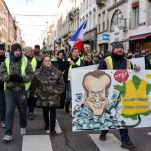 Prancūzijoje jau 10-ą šeštadienį protestuoja „geltonosios liemenės“