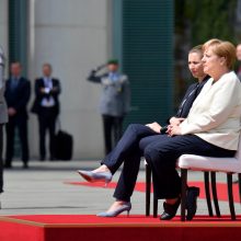 Po drebulio priepuolių A. Merkel skambant himnams liko sėdėti