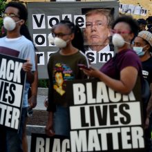 D. Trumpas giria JAV policiją ir atmeta protestuotojų pasipiktinimą dėl rasizmo