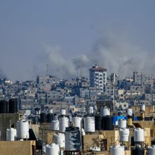 Izraelio karo lėktuvai ir artilerija smogė Rafai