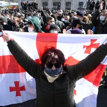 Sakartvele po opozicijos lyderio arešto protestuoja tūkstančiai žmonių