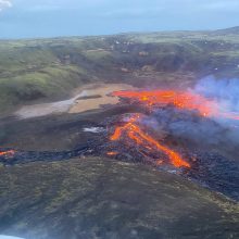 Islandijoje iš 900 metų neveikusio ugnikalnio liejasi lava