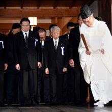 Japonijos įstatymų leidėjai apsilankė prieštaringai vertinamoje šventykloje