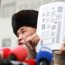 Rusų diplomatas dėl svastikų sumušė populiarų mongolų reperį