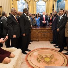 Baltuosiuose rūmuose ant sofos susirangiusi D. Trumpo patarėja sulaukė kritikos