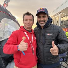 A. Juknevičius susitiko su Dakaro ralio čempionu: jo palaikymo autografas keliauja ne tik Lietuvai