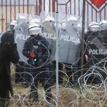 Baltarusijos pasienyje įstrigę migrantai vėl mėgino prasiveržti į Lenkiją