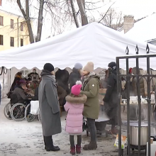 Bernardinų parapijos kiemelyje – šventiniai pietūs stokojantiems