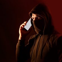Policininku apsimetęs vyras iš moters sąskaitos pasisavino pinigų ir apsipirko