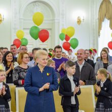 Vėliava iš prezidentės rankų – išradingiausiai šventusiems Vasario 16-ąją