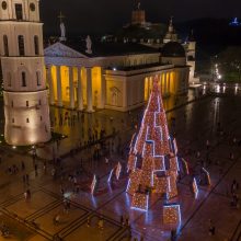 Sostinėje įžiebta siurreali Kalėdų eglė