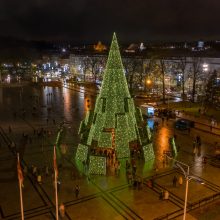 Sostinėje įžiebta siurreali Kalėdų eglė