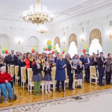 Vėliava iš prezidentės rankų – išradingiausiai šventusiems Vasario 16-ąją