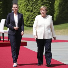 Po drebulio priepuolių A. Merkel skambant himnams liko sėdėti