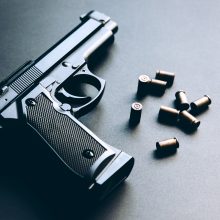 Klaipėdos policija mašinos salone aptiko nelegalų ginklą