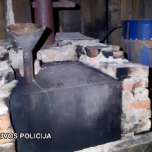 Plungės rajone rastas naminės degtinės fabrikėlis
