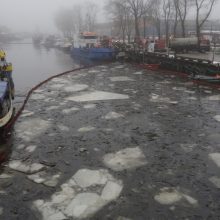 Aplinkosaugininkai: Danės upė Klaipėdoje užteršta dyzelinu ir panaudota alyva