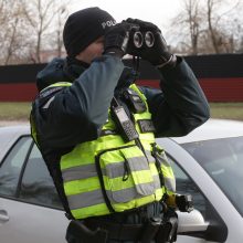 Pareigūnams sukėlė įtarimų: naktinėmis gatvėmis važiavo be įjungtų žibintų