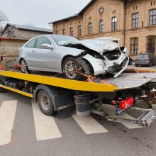 Avarija Klaipėdoje: automobiliai ištaškė gėlines