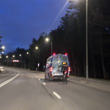 Perspėja: minti dviratį paskui autobusą – labai pavojinga