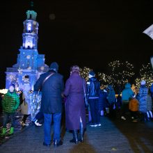 Epidemiologai su pasibaisėjimu stebi masinius susibūrimus prie eglučių