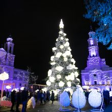 Prašymo neišgirdo: Rotušės aikštėje eglutės įžiebimą stebėjo masė žmonių