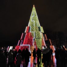 Sostinėje įžiebta siurreali Kalėdų eglė