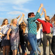 Tarptautinis jaunimas prie Kauno pilies kvietė pašokti