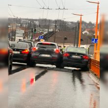 Neeilinis vaizdas Kaune: ant tilto neišsiteko trys automobiliai