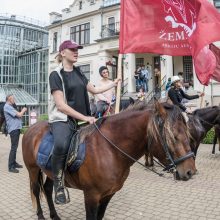 Kretingoje – neįprastas vaizdas: gatvėmis risnojo žemaitukų būrys