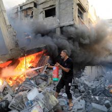 Palestiniečiai: Gazos Ruože pastarąją parą dėl Izraelio smūgių žuvo mažiausiai 324 žmonės