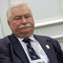 L. Walesa ragina ES paduoti Lenkiją į teismą dėl teismų sistemos reformų