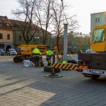 Rotušės aikštėje pradedama montuoti kosminė Kalėdų eglė