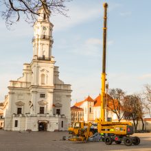 Rotušės aikštėje pradedama montuoti kosminė Kalėdų eglė