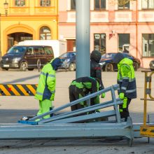 Rotušės aikštėje pradedama montuoti kosminė Kalėdų eglė