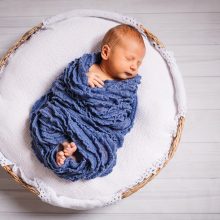 Beveik dvigubai siūloma padidinti vienkartinę išmoką gimus vaikui