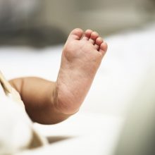 Mirus pro langą išmestam kūdikiui, ikiteisminis tyrimas perkvalifikuotas į nužudymą