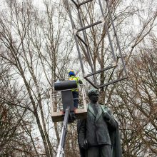 Žmonės apie nukeltą P. Cvirkos paminklą: tegul guli sąvartyne, jis mums nereikalingas