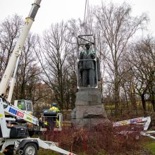 Žmonės apie nukeltą P. Cvirkos paminklą: tegul guli sąvartyne, jis mums nereikalingas