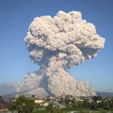 Indonezijoje ugnikalnis išspjovė didžiulį pelenų debesį