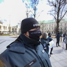 Policininkams protestuojant dėl skiepų, Vyriausybė žada taisyti padėtį