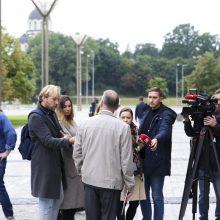 Šeimų sąjūdžio atstovai reikalavo atstatydinti A. Dulkį, žadėjo taikų mitingą