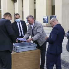 Šeimų sąjūdžio atstovai reikalavo atstatydinti A. Dulkį, žadėjo taikų mitingą